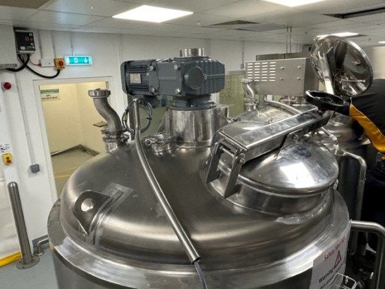 6 mobile electric heated jacketed tanks with shear mixer and paddle mixer Pic 09